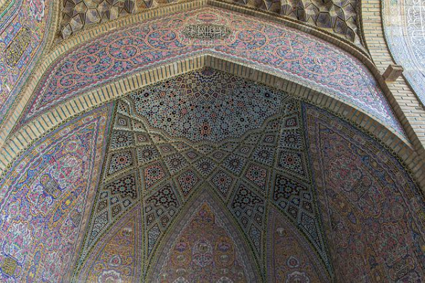 사원의 둥근 돔 실내 모습